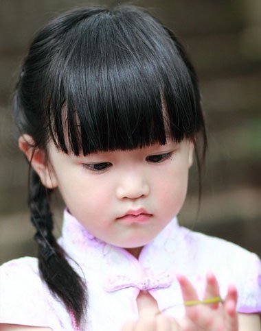 小女孩长头发怎么编小辫 中长头发编辫子图解