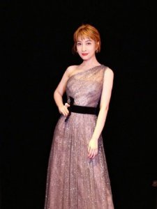 《微博电视影响力盛典》举办 艺人吴昕短发造型显大牌女星风采