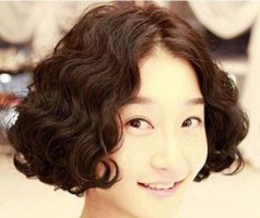 女生短发之小卷泡面头发型 从头顶开始烫小卷的发型图片