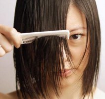 头皮屑多脱发什么原因 女生头皮痒头屑多脱发