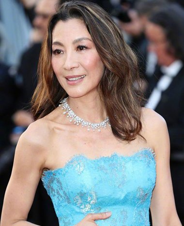 杨紫琼戛纳红毯镜头足 “功夫女星”杨紫琼披肩