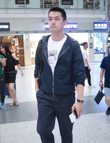 春夏米兰时尚男装周 胡歌两边剃发帅气十足