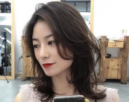 上脸窄下脸宽女生适合的刘海造型 秋天30+女生最潮烫发发型