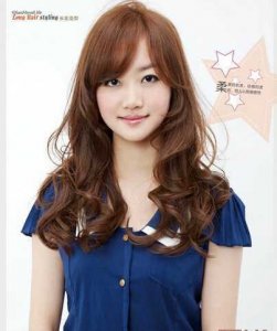 女生长发烫发 蓬松凌乱美的长发陶瓷烫发型