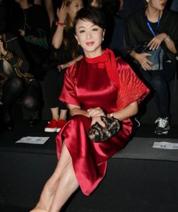 春夏上海时装周 金星发型设计中发盘起突出干练