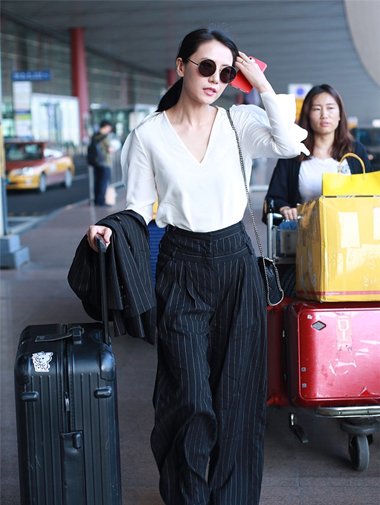 气质女高圆圆扎马尾辫 干练职业女范的发型