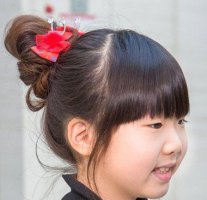 儿童盘头发步骤 小女孩齐刘海扎盘发发型方法步骤图