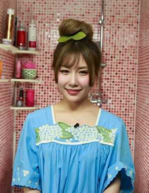甜美蓬松丸子头扎法 4步变身美发达人