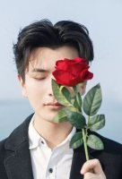 脸大男生剃的短头发发型 男生合适的短卷头发造型