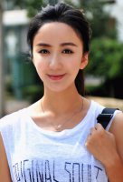 发际线高女孩子合适什么发型 高雅大气的卷发打造
