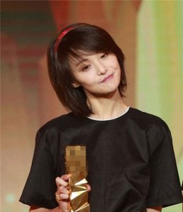 女明星郑爽短发抢镜 回归青春可爱时期的造型