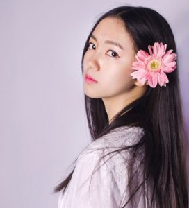 女明星姐姐中分直发发型设计 自然甜美