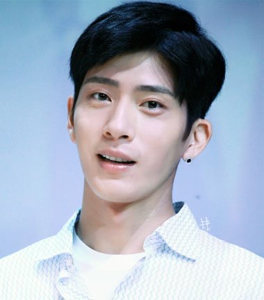 男生什么样的发型显脸小 男生圆脸适合的发型显得脸小图片