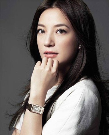 辣妈赵薇中长发街拍美照 度假风格简谱流行发型