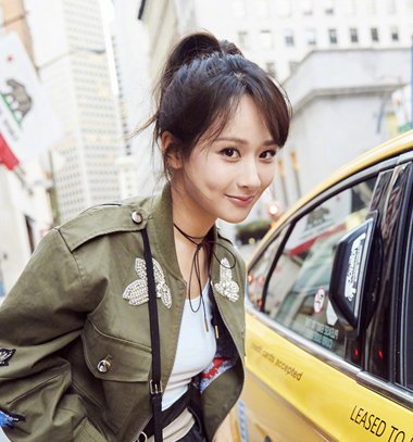 杨紫化身美国街头girl 马尾辫配绿夹克尽展酒窝美