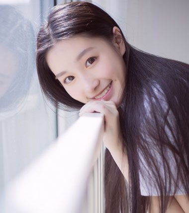 圆脸的初中女生适合什么头 圆脸女生流行发色