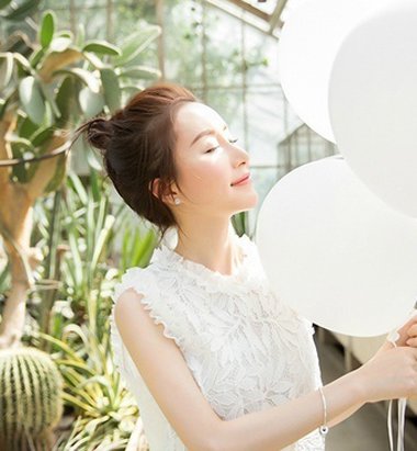 花房妹纸的自然系梳发 舒畅与花合拍的发型图片