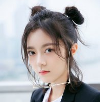 冬季女生哪吒头又火了！头顶两个丸子头娇俏可爱 就问你好看不