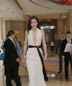婚后熊黛林依然玩性感 偏分中长卷发超有范