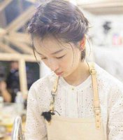 周冬雨侧编发型怎么弄 扎起来的短发让女孩子兴奋起来