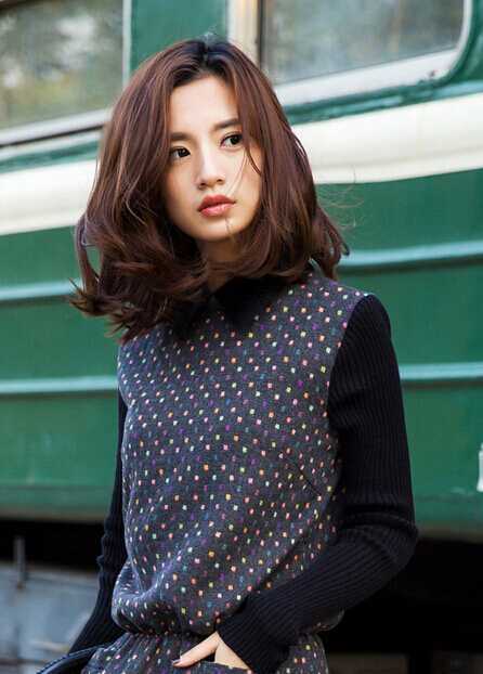 女生齐肩直发发型有层次图片 女人味十足的齐肩卷发发型图片