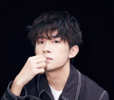 时尚男神易烊千玺发型style 演绎今年流行酷帅男生发型