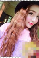 女孩子玉米烫中长头发演示 打理迷人的卷烫头发打造