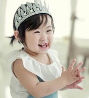 两岁小靓女扎头发短发 教小靓女梳头发的图片