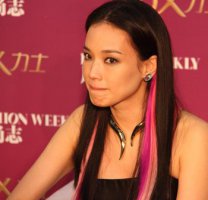 漂染一绺粉色头发造型 黑色挑染一缕粉色发型