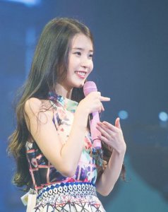 女生时尚卷发发型 漂亮的长卷发发型设计