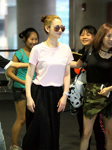 女戏骨李小冉扎丸子头 干练利索的夏天发型设计