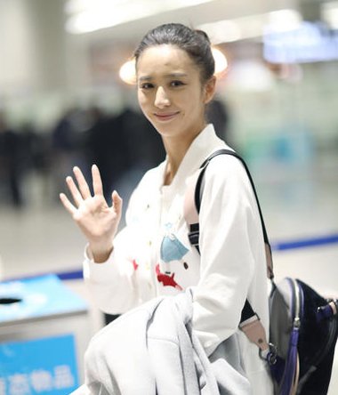 佟丽娅素颜现身心情好不理出轨 丫丫露额丸子头