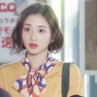 直发造型觉得单一 不如先换个在家能够打理的洋气卷发