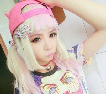 可爱圆脸女孩简单长直发发型 最新显气色女生直