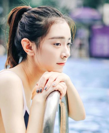 颧骨高的人要怎样绑头发 长头发的绑法