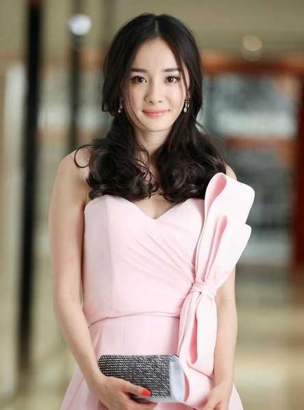 靓女明星的长发烫发发型打造T台气场