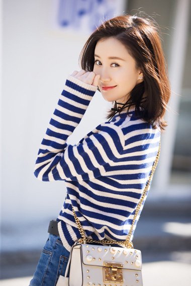 演员舒畅中发开启早秋模式 妖娆时尚女星中性风造型