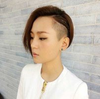 朋克女生帅气侧编发 个性又帅气的女生朋克短发
