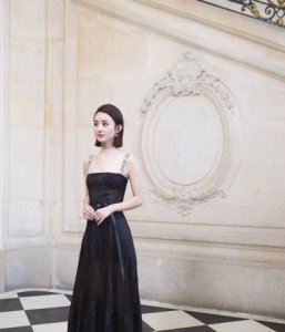 巴黎时装周赵丽颖齐肩短发写真 精致短发发型尽显清新潮流