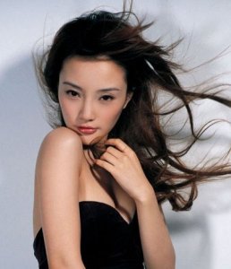 李小璐变网红秀长腿 盘点昔日李小璐灵动发型