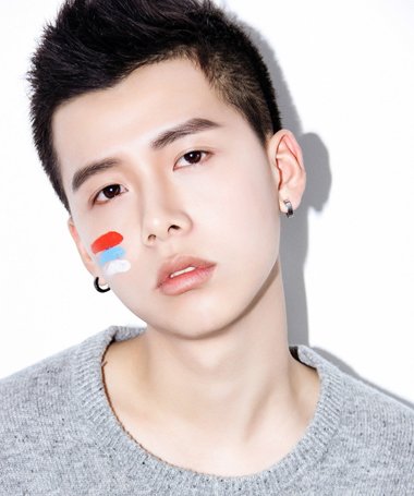 脸小的男士适合什么样的发型 比较好做的男生发