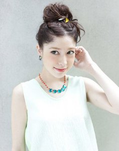 凉爽的无刘海丸子头扎法 蓬松可爱的丸子头扎法