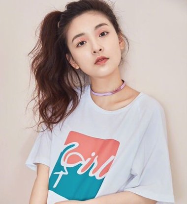 吴倩代言诗凡黎 扎发超有青春少女风