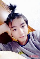 青年男生长发扎辫子就这么拽 带你扎出男生帅酷小辫子发型