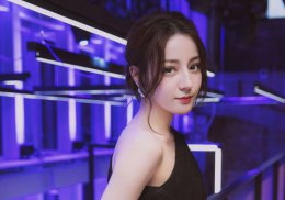 长发尖头女生如何扎头发好看 头尖女生试试中分扎发 网友：挺适合