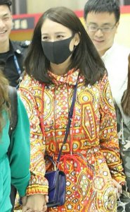 教主陈乔恩偏分发外搭民族衣 牵手左膀右臂闺蜜的造型