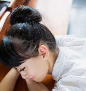 甜美范MM的最爱 韩式甜美丸子头发型图片
