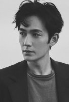 脸大男生烫什么发型漂亮 偏分卷发成为时尚趋势