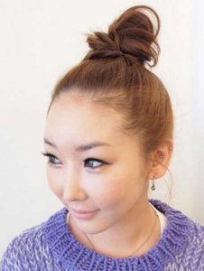 简洁又清爽的夏日韩式丸子头发型图片