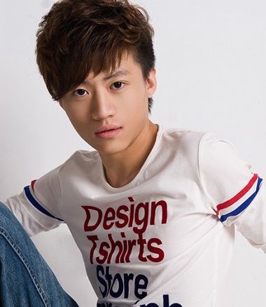 男孩子娃娃脸剪什么发型好看 男士脸型发型设计